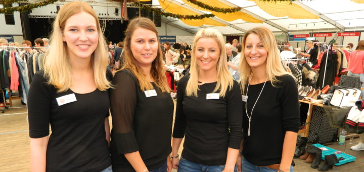 Die Organisatorinnen Lena Tangermann, Ricarda Reckemeyer, Nadine Baumann und Nicole Baumann (v.l.) sind mit der Resonanz auf den ersten Ladies-Flohmarkt vollauf zufrieden. Foto: Bosse