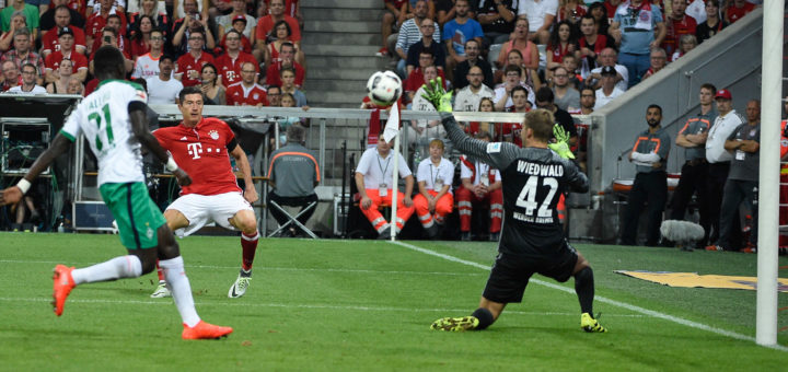 Der zweite Streich der Bayern: Robert Lewandowski (M.) überwindet Werder-Keeper Felix Wiedwald (r.) zum 2:0. Foto: Nordphoto