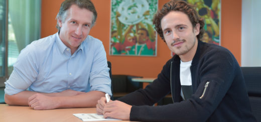 Thomas Delaney (r.) bei der Vertragsunterzeichung mit Werder-Geschäftsführer Frank Baumann. Foto: Nordphoto