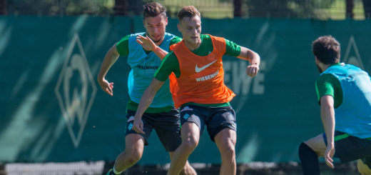 Werder-Neuzugang Robert Bauer (M.) schirmt den Ball geschickt vor Lukas Fröde (l.) ab. Foto: Nordphoto