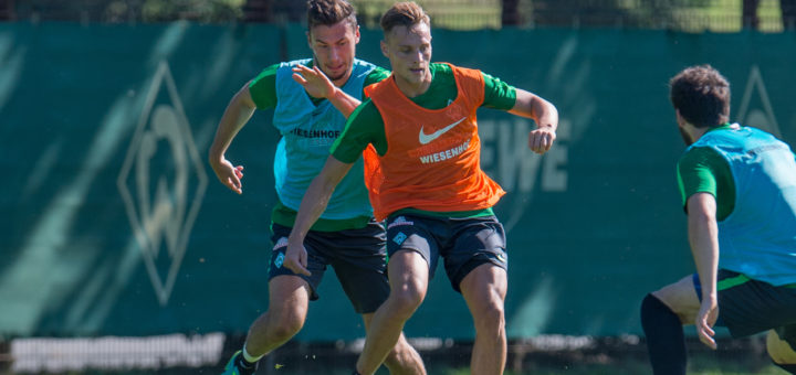 Werder-Neuzugang Robert Bauer (M.) schirmt den Ball geschickt vor Lukas Fröde (l.) ab. Foto: Nordphoto