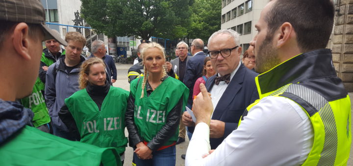 Die Polizisten rund um Jochen Kopelke bei der Kundgebung mit Staatsrat Hans-Henning Lühr. Foto: Niemann