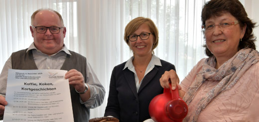 Dirk Wieting, Angela Hillen und Meike Saalfeld organisieren die plattdeutsche Woche und laden auch zu Geschichten op Platt bei Kaffee und Kuchen ein. Foto: Konczak