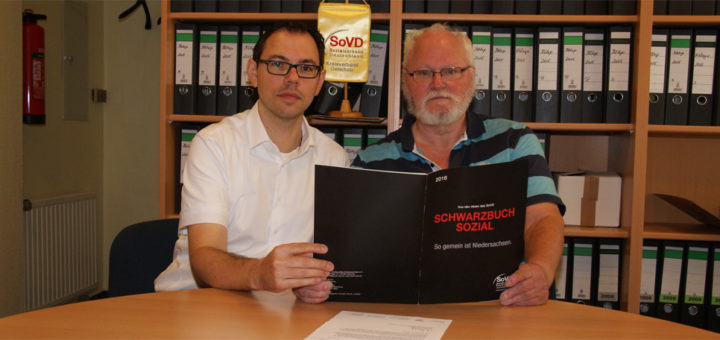 Alexander Witt und Hartmut Hesse zeigen das Schwarzbuch, das ihr Landesverband des Sozialverbands Deutschland (SoVD) herausgegeben hat. Foto: Möller