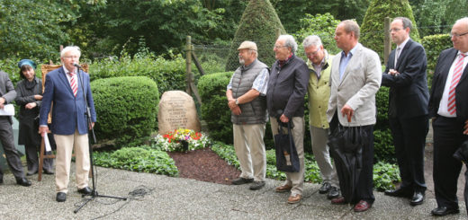 Harald Kühn (Dritter von links), ehemaliger Vorsitzender des Heimatvereins, erinnerte Montag am Grab von Johann Hieronymus Schroeter an das Wirken des Oberamtmanns und bedeutenden Astronomen. Fotos: Duwe