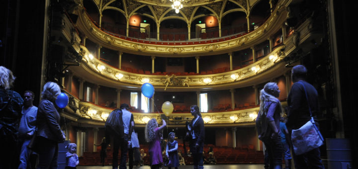Die Besucher dürfen auf die Bühne im Großen Haus. Foto: Staatstheater
