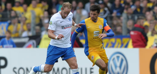 2014 verlor der BSV 0:1 gegen Braunschweig. Hier ist Nils Laabs (l.) schneller als Dennis Kruppke. Foto: Nordphoto
