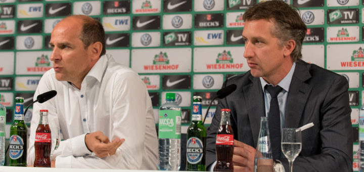 Trainer Viktor Skripnik (l.) und Geschäftsführer Frank Baumann auf der Pressekonferenz vor dem Pokalspiel bei den Sportfreunden Lotte. Foto: Nordphoto