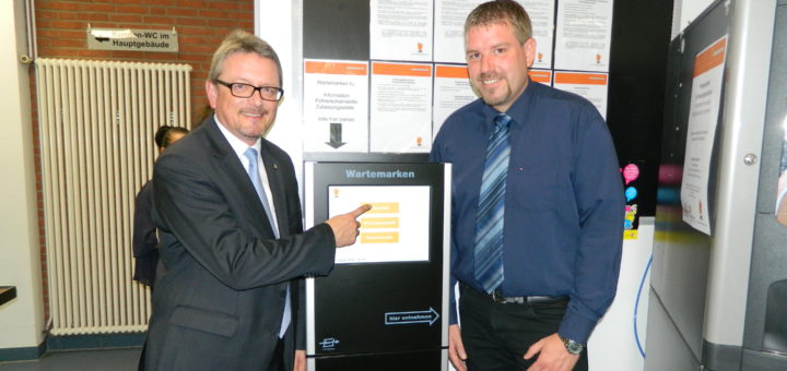 Landrat Bernd Lütjen und Kai Teckentrup (von links), Leiter der Zulassungsstelle, stellten das neue Touch-Modul vor. Foto: Bosse