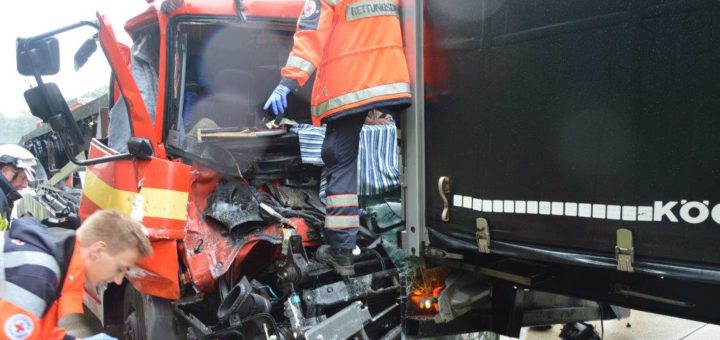 Ein polnischer Lkw-Fahrer schwebt nach einem Unfall auf der A 27 in Lebensgefahr. Foto: PI Verden/Osterholz