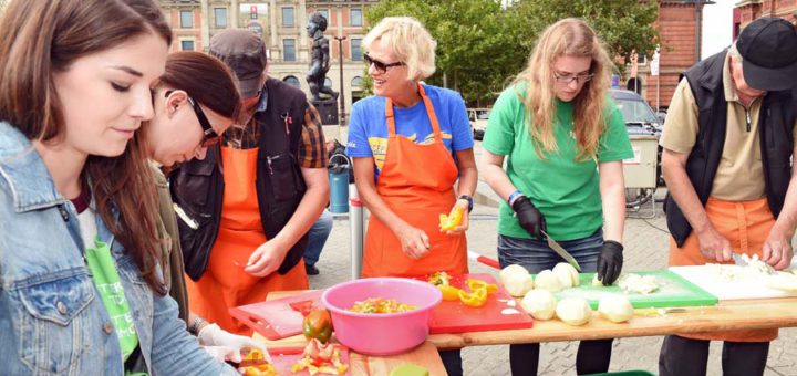 Beim offenen Essen am Bahnhof engagieren sich Freiwillige rund um die Bremer Suppenengel. Foto: Schlie