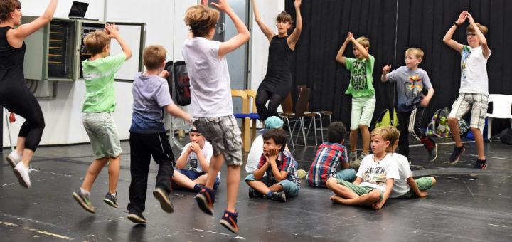 Singen, tanzen, schauspielern – die Proben mit Kinder-Coach Jana Nagy (im schwarzen Kleid) gehören für die Jungs derzeit zum Alltag.Foto: Schlie