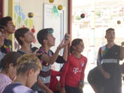 Kinder im Nordirak beim Jonglieren.