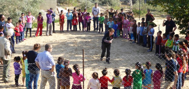 Minka Görzel-Straube bei der Arbeit mit den Kindern (linkes Bild, die Aufnahme entstand in Gaza). Kinder im Nordirak beim Jonglieren. Fotos: Freunde der Erziehungskunst Rudolf Steiners