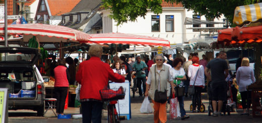 Der Achimer Wochenmarkt mit Schlemmermeile verlängert am Sonnabend seine Öffnungszeit. Foto: Bruns