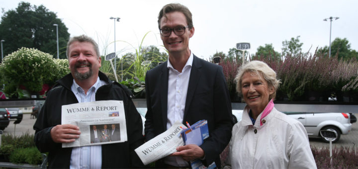 Jens Erdmann (SPD) und Kristian Willem Tangermann (CDU), auf unserem Foto zusammen mit der ehemaligen Oberbürgermeisterin Frankfurts, Petra Roth (v.l.), gehen in die Stichwahl ums Bürgermeisteramt in Lilienthal. Foto: Duwe