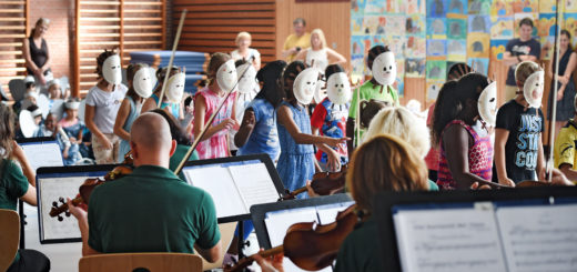 Grundschüler und Orchestermusiker feiern gemeinsam den "Karneval der Tiere". Foto: Schlie