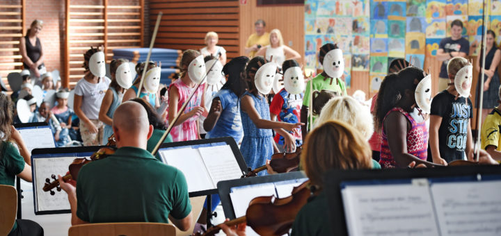 Grundschüler und Orchestermusiker feiern gemeinsam den "Karneval der Tiere". Foto: Schlie