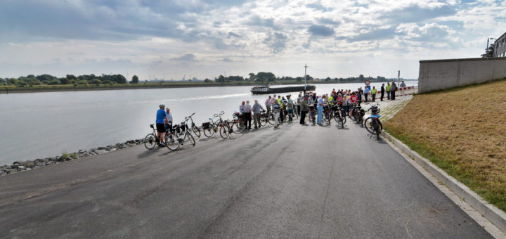Rund 50 Radler, darunter Gästeführer, Mitglieder des ADFC und Bürgermeisterin Regina Neuke, weihten die neue Strecke mit ihren Zweirädern ein. Foto: Konczak