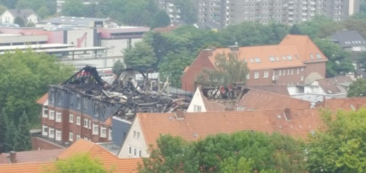 Blick vom City-Center auf das ausgebrannte Dach des Krankenhauses an der Westerstraße.Foto: Eckert