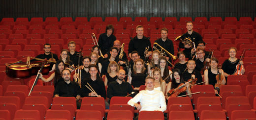 Unter der Leitung von Adrian Rusnak (vorne) hat sich das Städtische Orchester Delmenhorst firmiert. Foto: Eckert