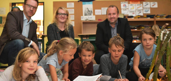 Auch Dank der Sponsoren (hinten) kann das generationsübergreifende Schreib- und Buchprojekt an der Grundschule Lange Straße durchgeführt werden. Foto: Konczak