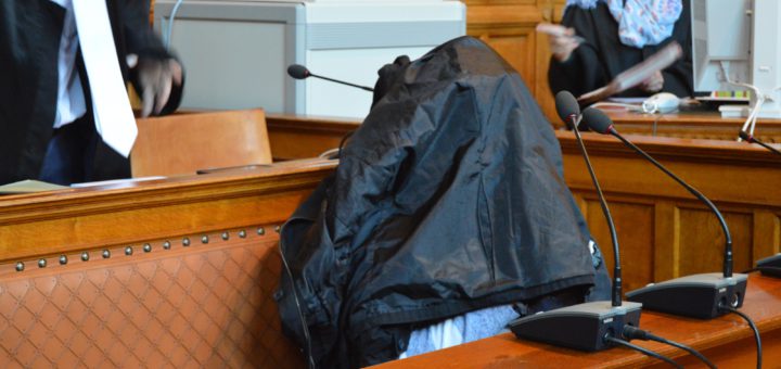 Der Angeklagte verhüllte sich zu Beginn der Mordverhandlung unter einer schwarzen Jacke. Foto: Sieler