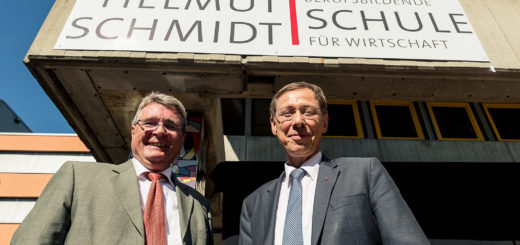 Schulleiter Werner Eisenach (l.) mit Bürgermeister Carsten Sieling. Foto: Jörg Machirus