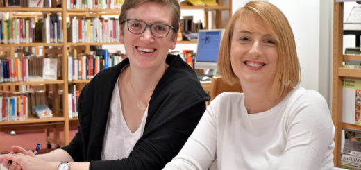 Ulrike Schönherr (links) übernimmt am 1. Oktober den Kinder- und Jugendbereich in der Stadtbücherei. Anika Schmidt hat seit Monatsanfang die Leitung der Bibliothek inne. Foto: Konczak