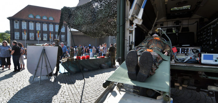 Mit einer Fahrzeugschau und Ständen rund ums Rathaus informierte die Bundeswehr über ihre Arbeit.Foto: Konczak