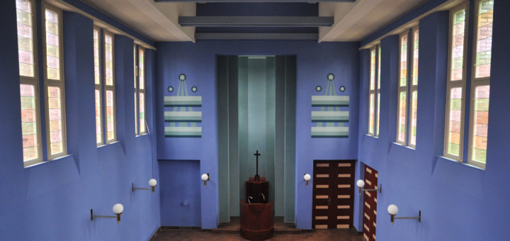 Der Innenraum der Kapelle trägt einen ultramarinblauen Anstrich. Die Wand neben dem Chor ist mit Sternen und Strahlen bemalt. Foto: Konczak