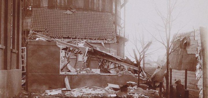 Seitenansicht des zerstörten technischen Büros. Im Hintergrund ist einer der Gasbehälter zu sehen. Foto: Stadtarchiv Delmenhorst