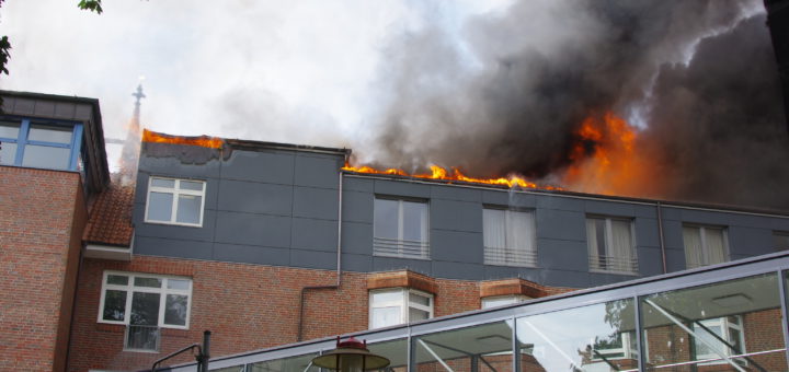 Rauchsäule und Flammen über dem Josef-Hospital Mitte in Delmenhorst. Foto: gri