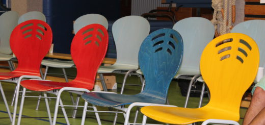 Leere Stühle in der Turnhalle der Roland-zu-Bremen-Oberschule in Huchting. Diskutiert werden sollte beim "Forum Ankommen" über die Gefühle zu dem neuen Wohnheim für jugendliche Flüchtlinge im Landgraf - doch viele Gegner verließen die Diskussion, bevor sie richtig anfangen konnte. minderjährige Flüchtlinge Jugendliche