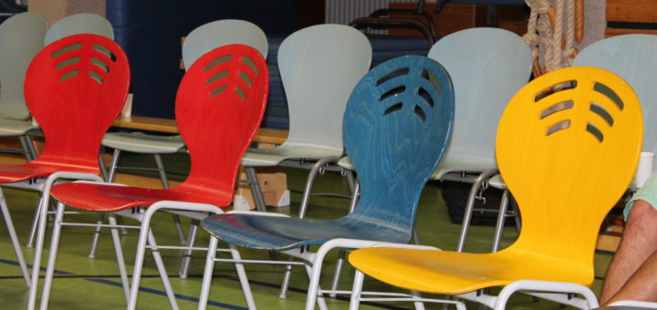 Leere Stühle in der Turnhalle der Roland-zu-Bremen-Oberschule in Huchting. Diskutiert werden sollte beim "Forum Ankommen" über die Gefühle zu dem neuen Wohnheim für jugendliche Flüchtlinge im Landgraf - doch viele Gegner verließen die Diskussion, bevor sie richtig anfangen konnte. minderjährige Flüchtlinge Jugendliche