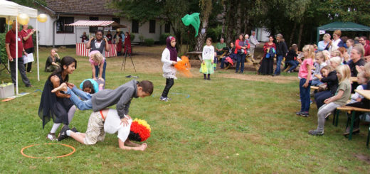 Schülerinnen und Schüler der Grundschule vom Alten Postweg begeisterten die Gäste mit einer Akrobatik-Einlage. Foto: Möller