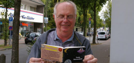 Johannes Schütte mit dem ersten Teil seiner Kinderbuchreihe um die junge Heldin Tanja Sternenlicht.Foto: Lürssen