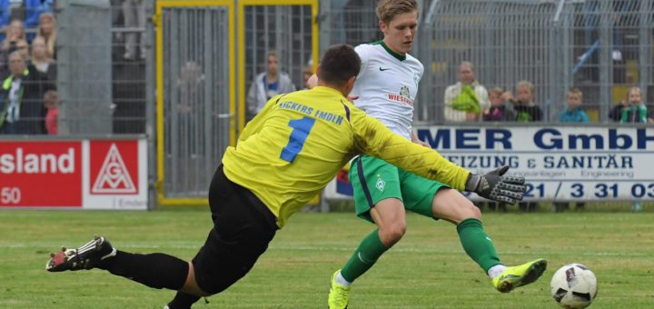 Fünf Tore beim Testspiel gegen Kickers Emden: Werder-Stürmer Aron Johannsson (r.) kommt immer besser in Form. Foto: Nordphoto