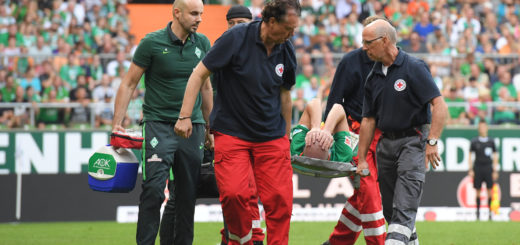 Werders Verteidiger Luca Caldirola muss in der Schlussphase verletzt vom Platz getragen werden. Foto: Nordphoto