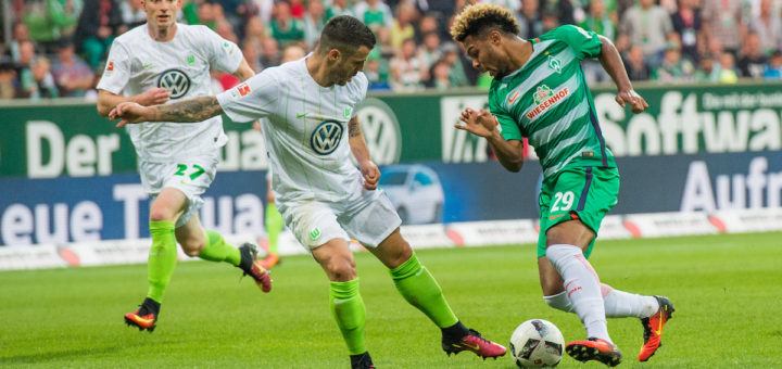 Werders Flügelstürmer Serge Gnabry (r.) stellte seine Wolfsburger Gegenspieler immer wieder vor Rätsel. Foto: Nordphoto