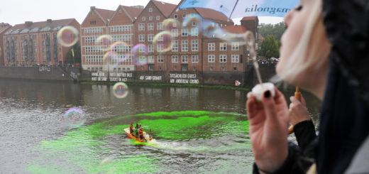 Zum 20. Jubiläum der Weserburg färbte der Künstler Nicolás Uriburu die Weser grün. Das „Gelbe vom Ei“ gibt‘s erst zum diesjährigen, 25. Bestehen.Foto: Schlie