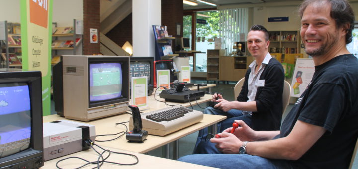 Bibliotheksleiter Martin Renz (v. l.) und Matthias Weyh, Leiter der Busbibliothek, probieren die „Retro Games“ lieber erstmal selber aus. Foto: Füller