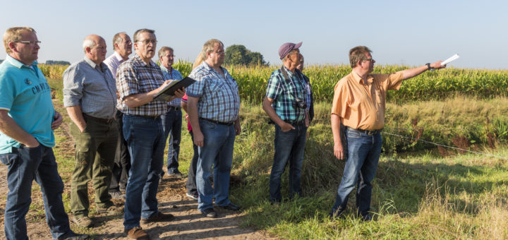 Zusammen mit dem Storchenexperten Udo Hilfers (2. von rechts) hielten die Mitglieder des Orts- und Heimatvereins Ausschau nach geeigneten Nistplätzen.Foto: Meyer
