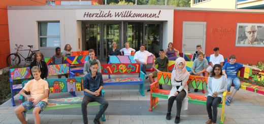 Die Schüler der Wilhelm-Kaisen-Schule schenken ihre bunten Bänke dem Stadtteil. Foto: Niemann