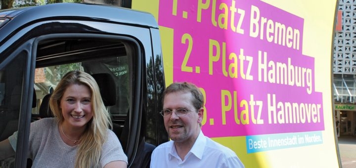 Lencke Steiner und Magnus Buhlert haben das Innenstadtkonzept der Bremer FDP vorgestellt. Foto: Niemann