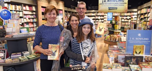 Martina Kareienborg, Sonia Garcia, Michael Rust und Luna Groß Garcia, haben als erste Käufer des Harry Potter-Bandes einen Zauberbesen erhalten. Foto: Schlie