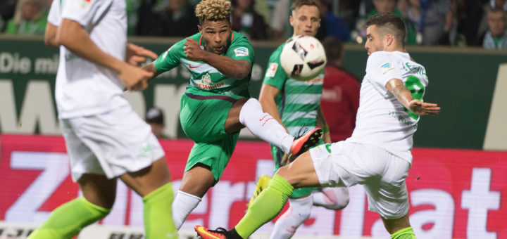 Serge Gnabry (M.) hatte gegen Wolfsburg wieder einige gute Szenen, bereitete auch den Ausgleich durch Lennart Thy vor.Foto: Nordphoto