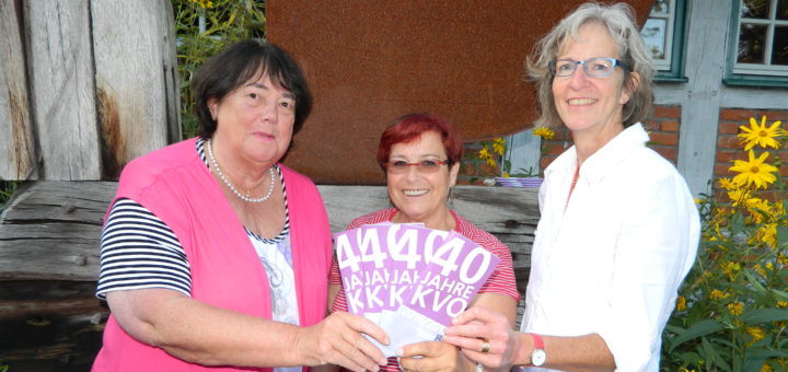 Renate Partenheimer, Irmgard Windhorst und Katrin Schütte (v.l.) stellten das neue Programm des Kunstvereins Osterholz auf Gut Sandbeck vor. Foto: Bosse