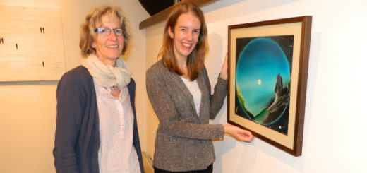 Gemeinsam mit der Vorsitzenden des Kunstvereins, Katrin Schütte (l.), hängte Kuratorin ­Katharina Groth die ersten Werke in der Galerie auf Gut Sandbeck. Foto: Bosse