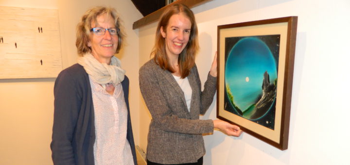 Gemeinsam mit der Vorsitzenden des Kunstvereins, Katrin Schütte (l.), hängte Kuratorin ­Katharina Groth die ersten Werke in der Galerie auf Gut Sandbeck. Foto: Bosse
